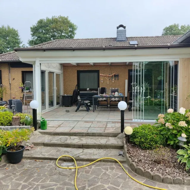 Terrassenüberdachung mit Glasschiebewänden